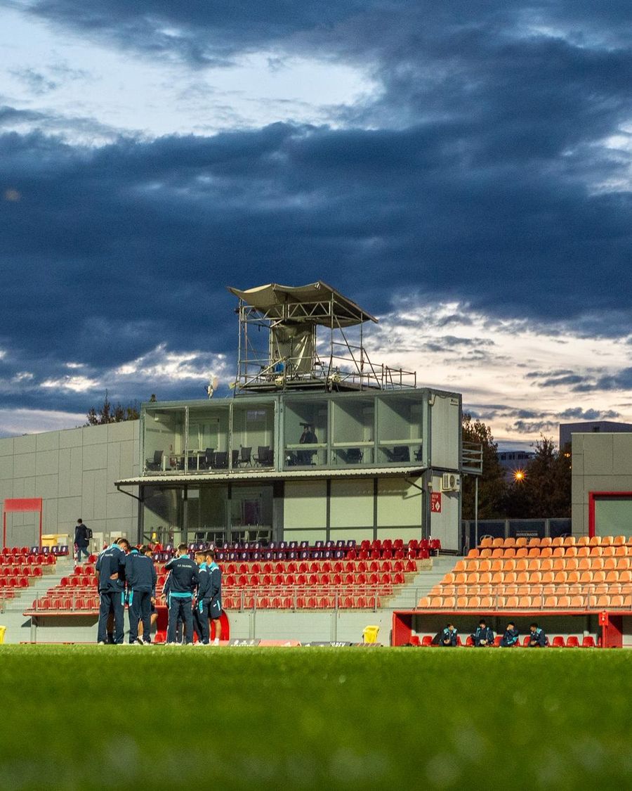 Tribuna de prensa de un estadio al anochecer